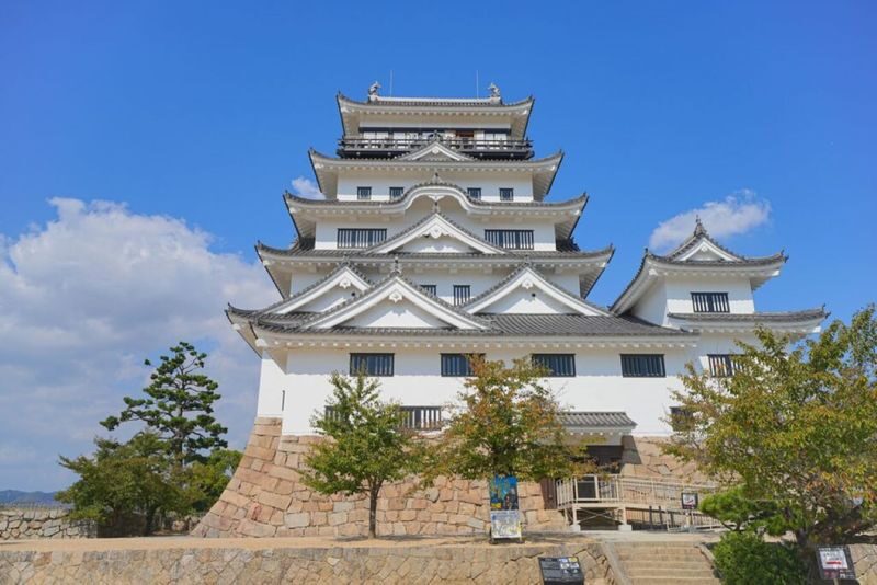 1-Day Fukuyama Tour: Castle, Tomonoura Port Town, and Sensui-jima - What makes this Fukuyama day distinctive