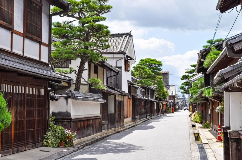 1-Day Tour: Castles & Canals in Hikone & Omi Hachiman (from Nagoya) - Lunch and browsing on Yume Kyobashi Castle Road