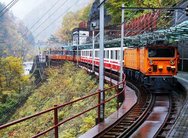 1 Day Tour from Kanazawa: Kurobe Gorge and Unazuki Onsen - What the guided walk adds