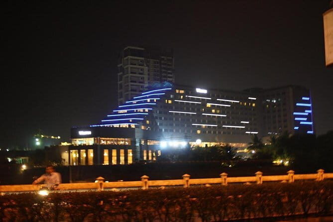 1-Day Trip to The Taj Mahal and Agra from Pune with Both side Commercial Flights - Shopping and Crafts: An Authentic Touch