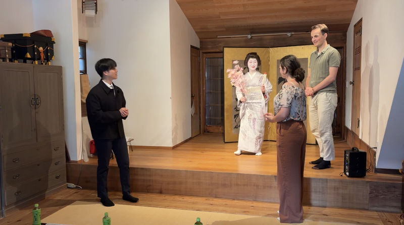 1 Hour Geisha Show in Asakusa Tokyo - Who will enjoy this most