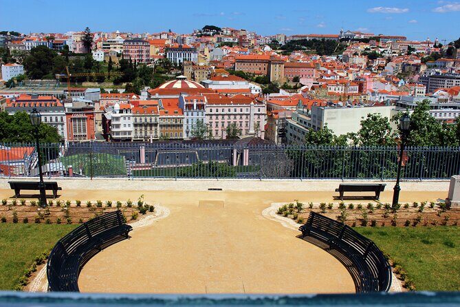1 hour in Tuk Tuk to access the famous viewpoints of Lisbon - Key Points