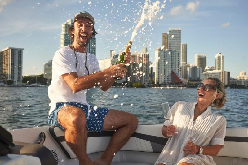 1 hour Miami Private Boat Ride with champagne and captain - Final Take