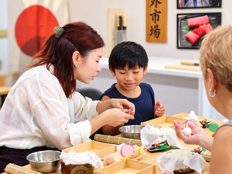 1-Hour Sushi Bento Making in Tsukiji Fish Market - The instructor and the learning atmosphere