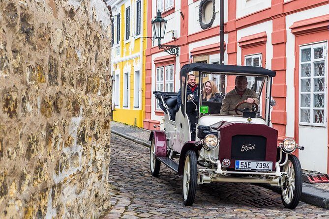 1,5 hour oldtimer convertible Prague sightseeing tour - A detailed look at the 1.5-hour vintage Prague tour