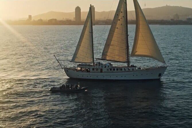 1,5 Hour sunset Tour on a Historical Boat with music DJ &, drinks - What to Expect During the Tour