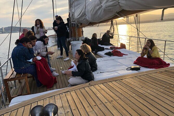 1,5 Hour sunset Tour on a Historical Boat with music DJ &, drinks - Who Will Love This Tour?