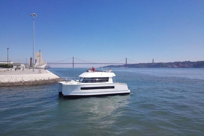 1H power catamaran up to 18 people in Lisbon - Key Points