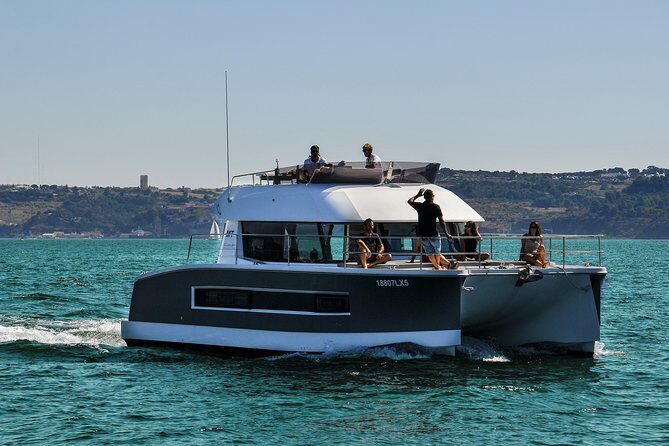 1H power catamaran up to 18 people in Lisbon - FAQs