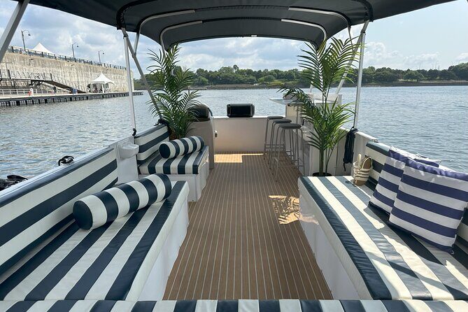 1h-Relaxing day or sunset cruise in Montreal - A Calm Escape on Montreal’s Waters: The 1-Hour Electric Pontoon Cruise