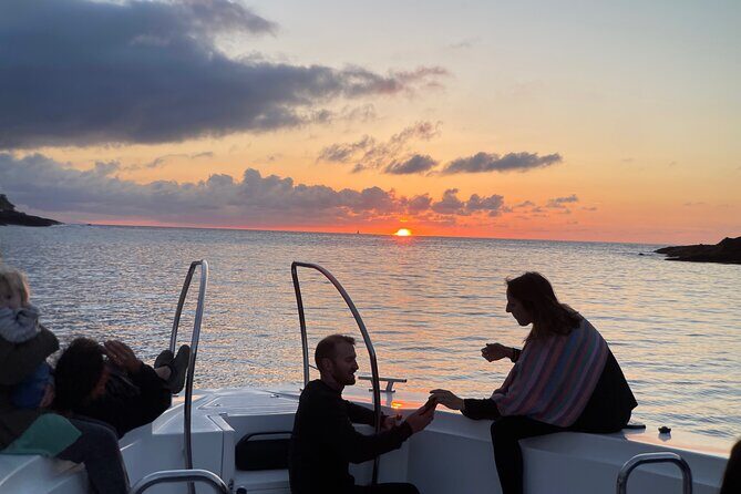 "2 bays, mornings, afternoons, sunset with a glass of cava - Key Points