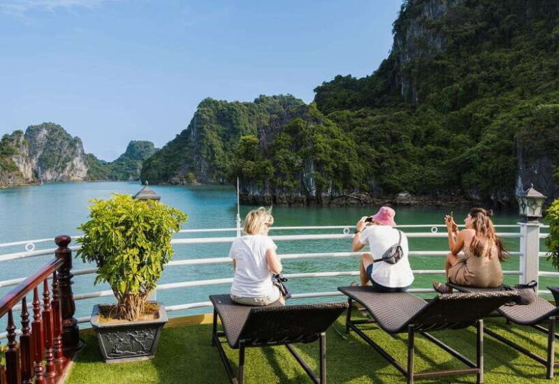 2-Day Bai Tu Long Bay Cruise with Activities - Key Points