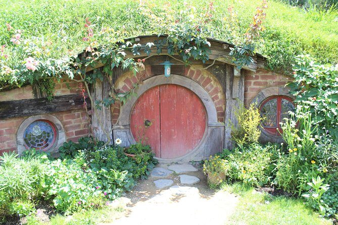 2-Day Hobbiton, Rotorua, Waitomo Caves Tour from Auckland with Accommodation - FAQ