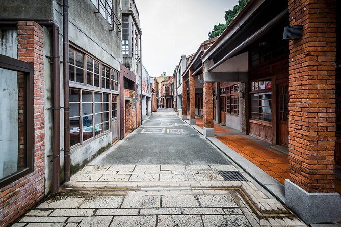 2-Hour Private Longshan Temple Walking Tour - Exploring Longshan Temple: A Spiritual Gateway into Taipei