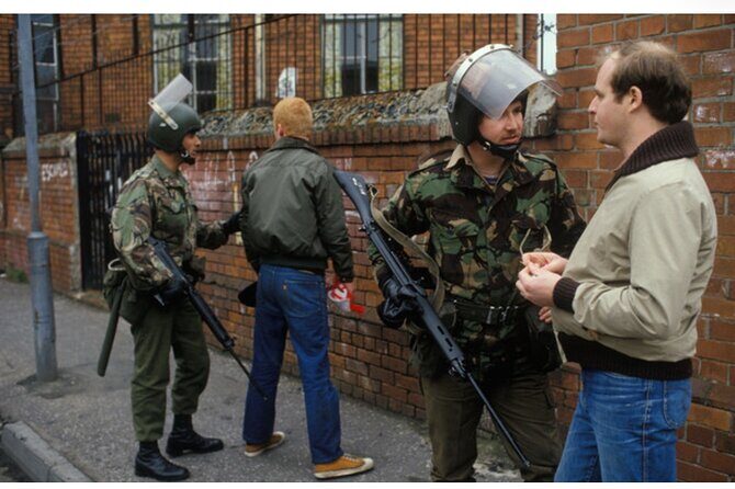 2 Hour Terror and Mural History Belfast taxi Private Tour - Key Points