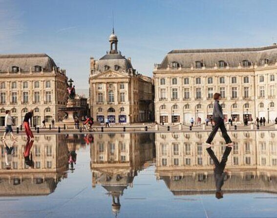 2-Hour Walking Tour of the Citys Iconic Sights and History - First Impressions and Key Details