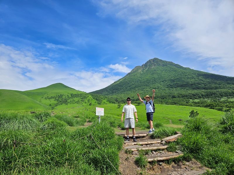 2-Hour Yufuin Tour - Two stops that show different sides of Yufuin