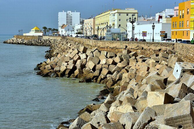 2 Hours Tour around Cádiz: History, anecdotes and curiosities - A Closer Look at the Cádiz Tour Experience