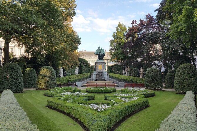 2 Hours Walking Tour in Brussel - The Guide and Group Experience