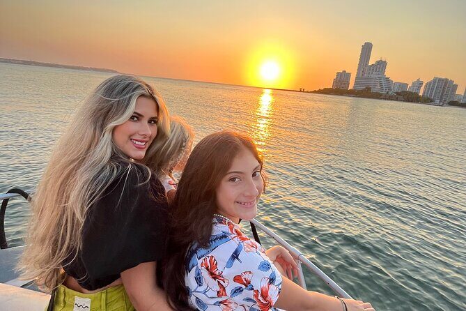 2 hrs Tour in Cartagena Bay with Sunset View - Food and Drinks