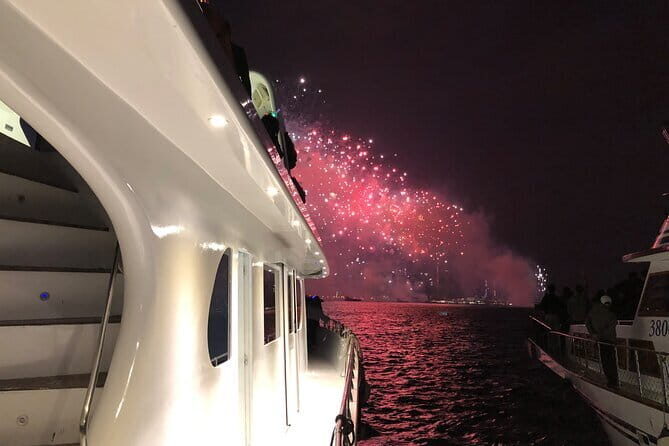 2025 Chinese New Year Fireworks Open Bar Yacht Dinner Cruise HK - Setting the Scene: What to Expect on the Yacht