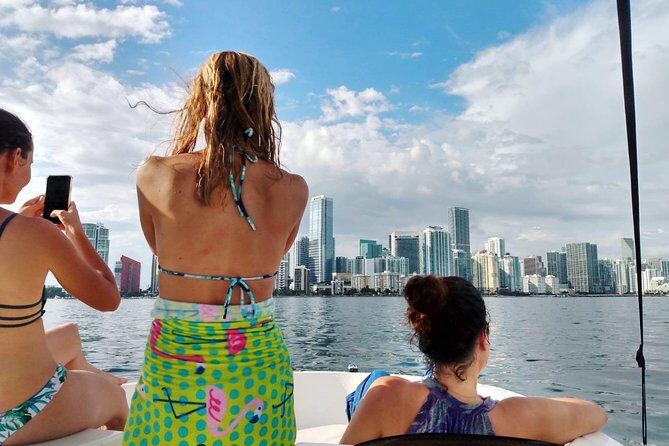 26 Ft Boat, Miami Bay Tour for 2 or 4 hours. 10 people - Visualizing Your Day on the Water