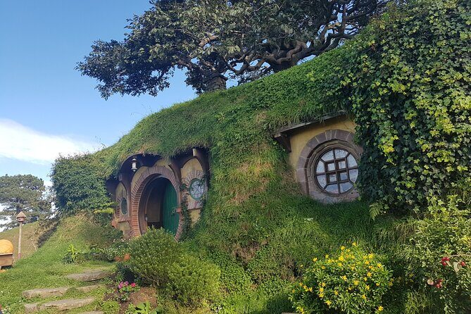 3 Day Hobbiton Rotorua Waiotapu Taupo and Waitomo Caves Tour - Exploring the Highlights: A Day-by-Day Breakdown