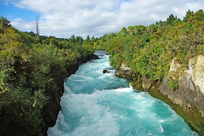 3-Day Hobbiton, Rotorua, Whakarewarewa, and Waitomo Tour - Transportation and Logistics