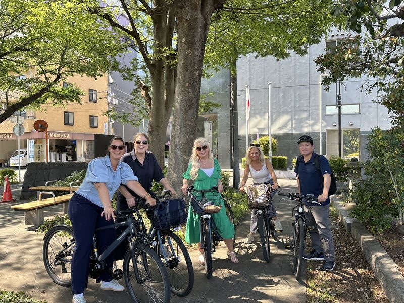 3-Hour E-Bike Experience in Central Tokyo: Palace & Hidden Gems - Shiba Park and Tokyo Tower