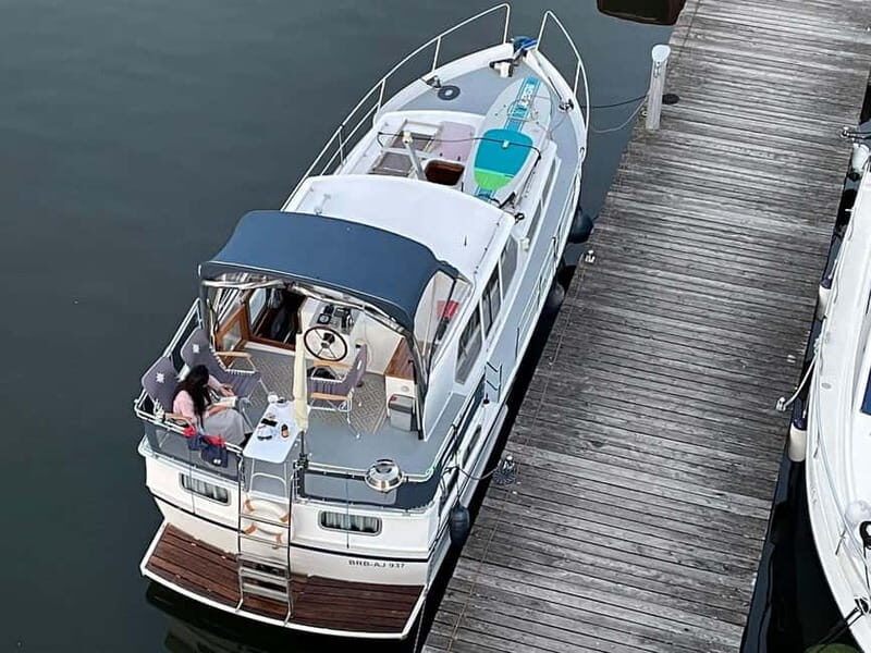 4 hours Private Romantic Boat Cruise for 2 - Wine included - Frequently Asked Questions