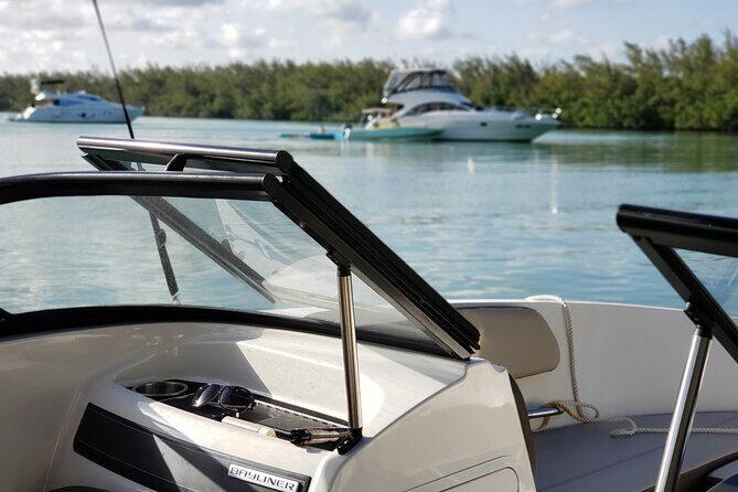 42 Ft Private Yacht Miami, rent for 2 our 4 hours, for 12 people - Why This Private Yacht Experience Stands Out