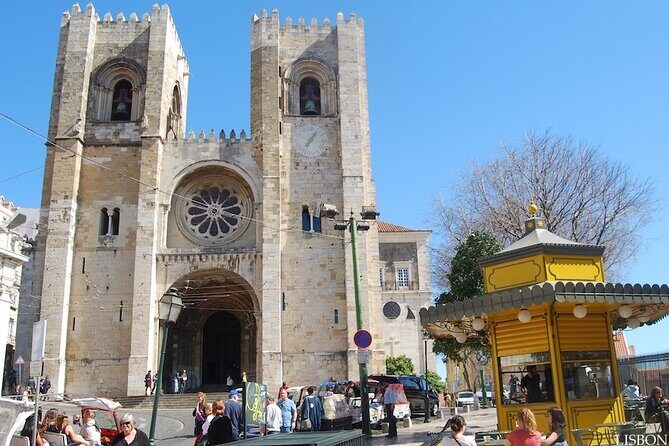 4h/half-day Lisbon Tuk Tuk Tour with a local - Key Points