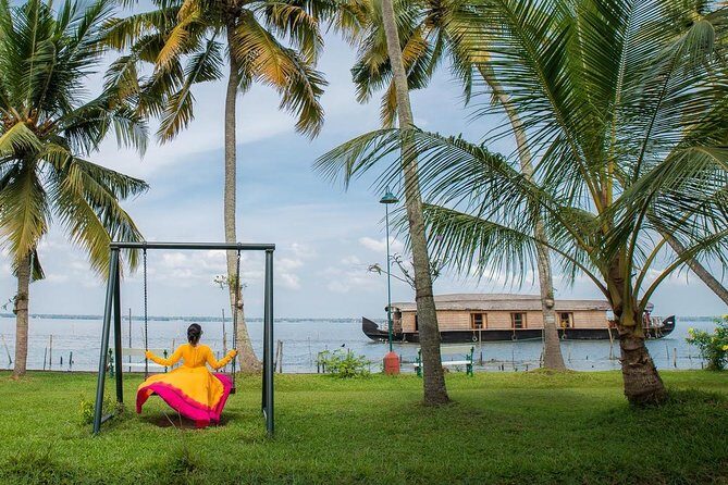 5 Days Private Kerala Tour Package by Saffron India Tours - First Impressions: From Kochi to Munnar