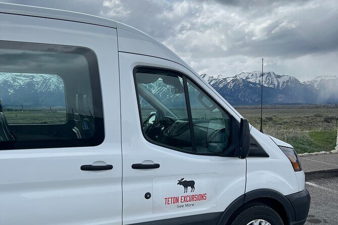 5 Person Full Day PRIVATE Yellowstone Tour- Picnic, Binoculars, Scope, Huge Van - Key Points