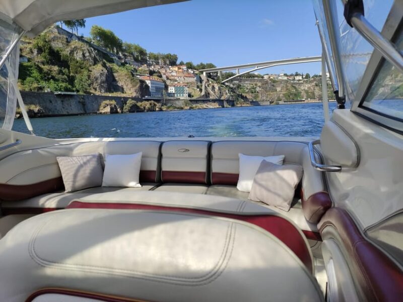 6 Bridges, Not Shared Boat Tour 1h30m, group price up to 6px - The Sum Up