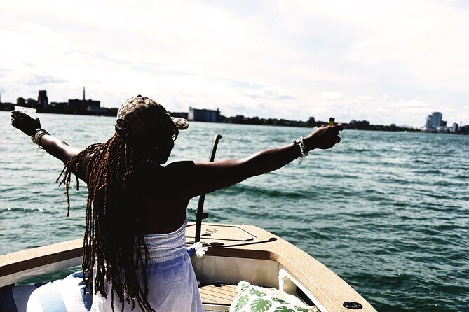 75 Minutes Detroit River, Belle Isle Breeze Electric Cruise - A Deep Dive into the Detroit Waterway Experience