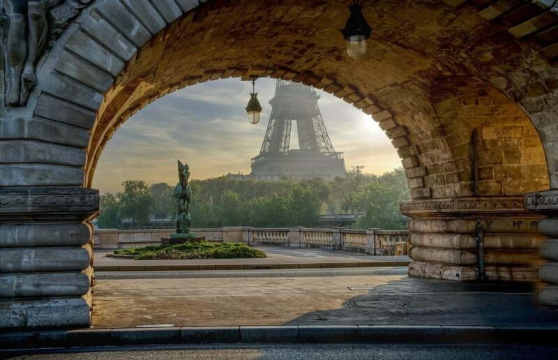 8-hour panoramic tour of Paris in Portuguese - Key Points
