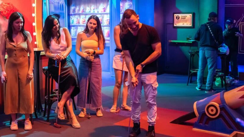 9-hole Crazy Golf in Bordeaux - 9-hole Crazy Golf in Bordeaux: A Fun-Filled Escape in the Bassins à Flot District