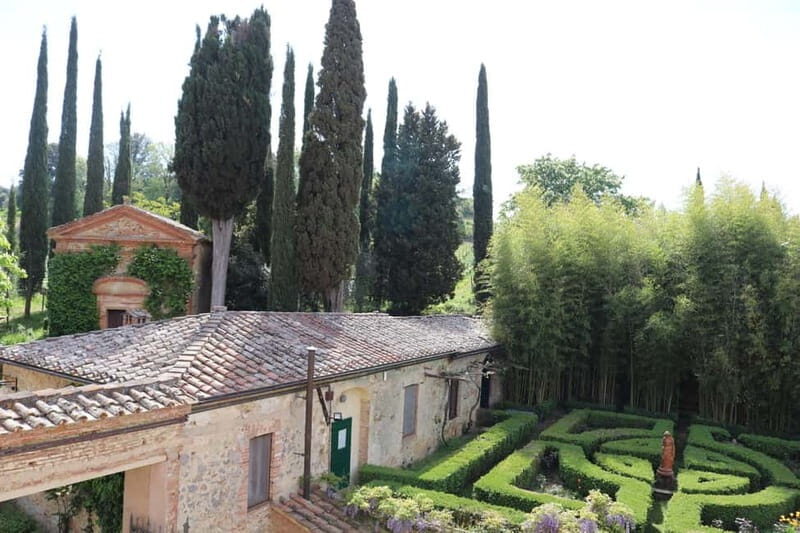 A 16th-century farmhouse between the Crete Senesi and Val d'Orcia, a tour through history and wine. - Key Points: