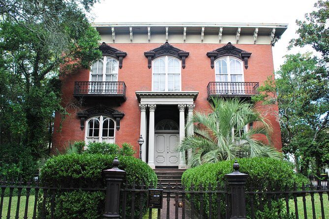 A Walk Through The Book "Midnight in the Garden of Good and Evil" - An In-Depth Look at the Tour Experience