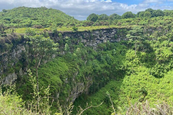 Adventure with Turtles, Lava Tunnels and Los Gemelos Craters - Exploring the Galapagos with This 5-Hour Tour