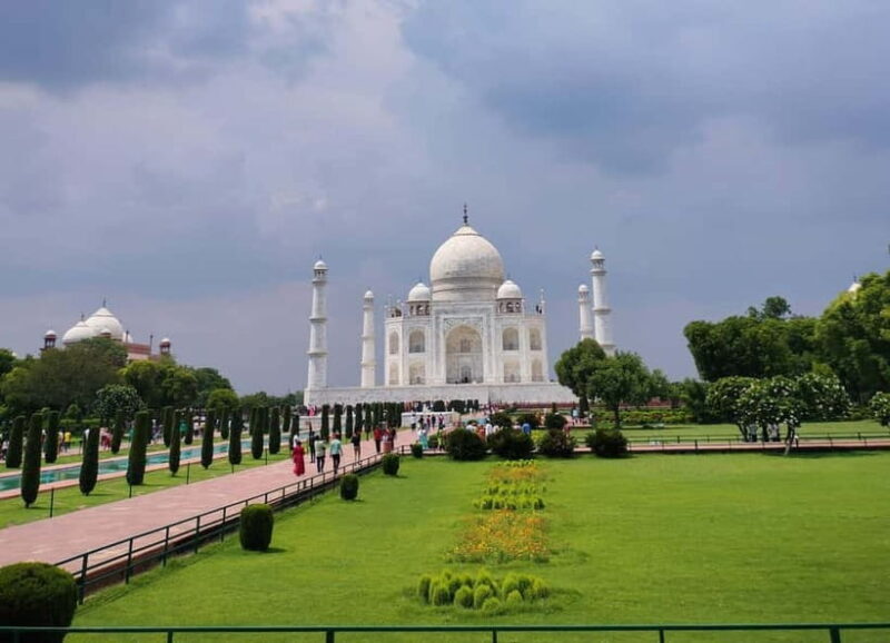 Agra: Taj Mahal Guided Tour with Photographer & Rental Saree - First Impressions and Booking