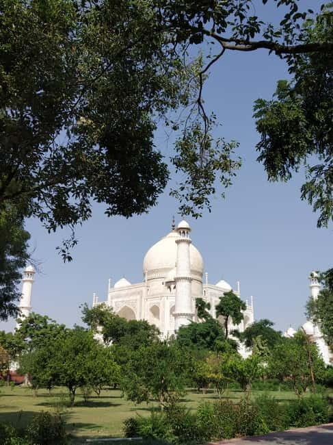 Agra: Taj Mahal Guided Tour with Photographer & Rental Saree - The Value of the Tour