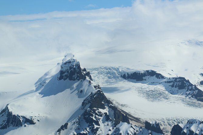 Airplane flight over glacier lagoons and Iceland's highest peak - Key Points