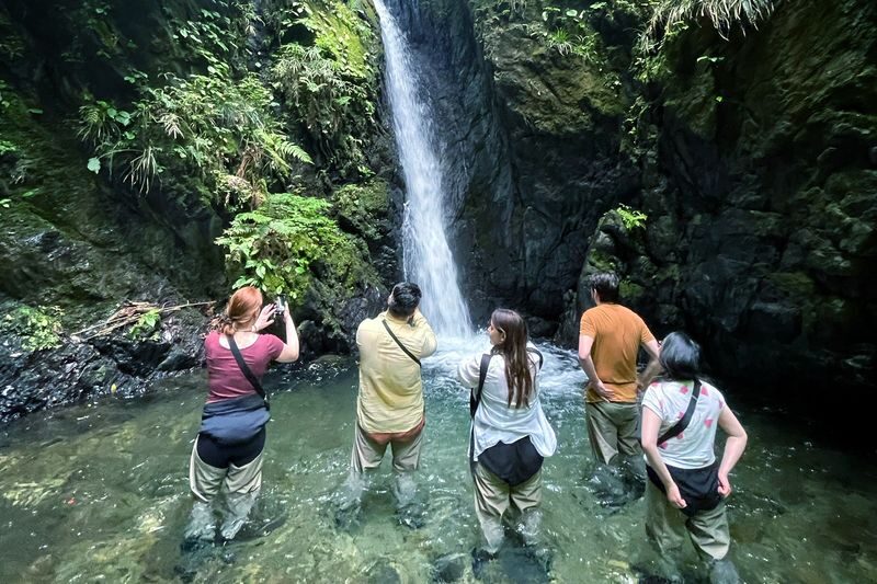 Akiruno Electric Bike & Nature Half-Day Tour - Temples, autumn leaves and small local stops