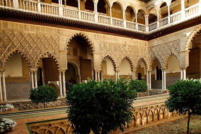 Alcázar and Jewish Quarter Guided Walking Tour in Seville - The Details of the Tour Experience
