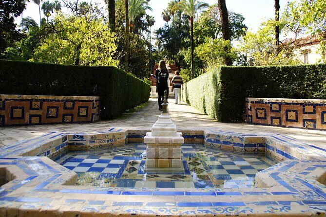 Alcazar & Santa Cruz Neighborhood Exclusive Group, max. 9 guests - Exploring Seville’s Historic Heart: Santa Cruz and the Alcázar
