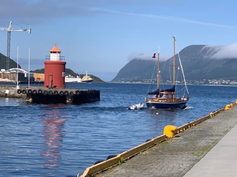 Alesund Private Sightseeing Tour on foot and by car - FAQ