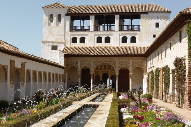 Alhambra and Albaicin Private Day Trip from Malaga - Exploring Granada: A Closer Look at the Itinerary