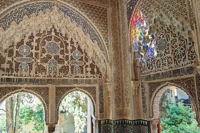 Alhambra Private Tour with Tickets to the Nasrid Palaces - Who Should Choose This Tour?